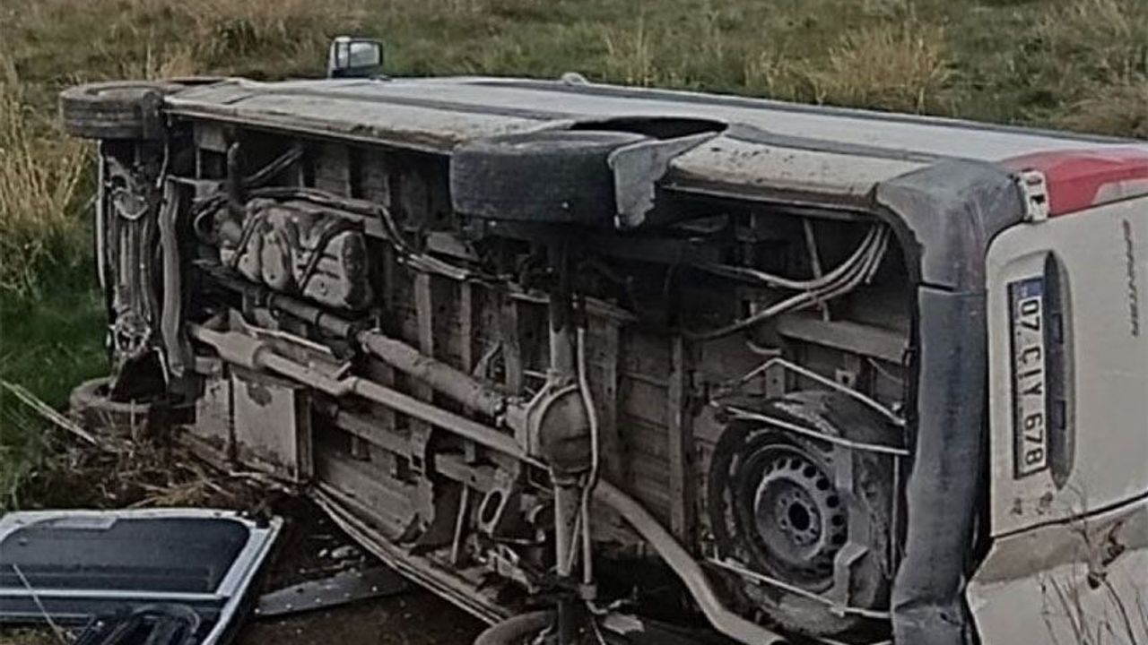 Van'da minibüs devrildi: 6 kişi yaralandı