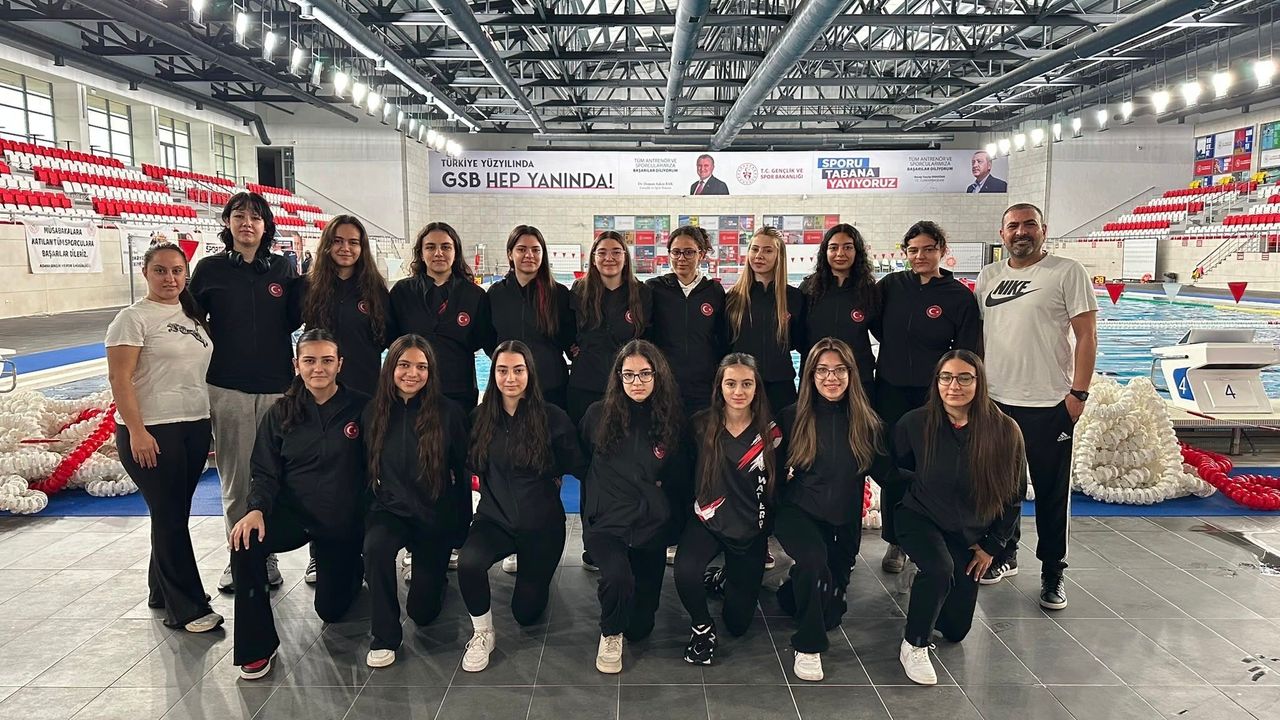 Elazığ U18 kadın sutopu takımı play-off etabına yükseldi