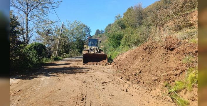 Düzce'nin Gölyaka ilçesinde heyelan kapan yollar açıldı