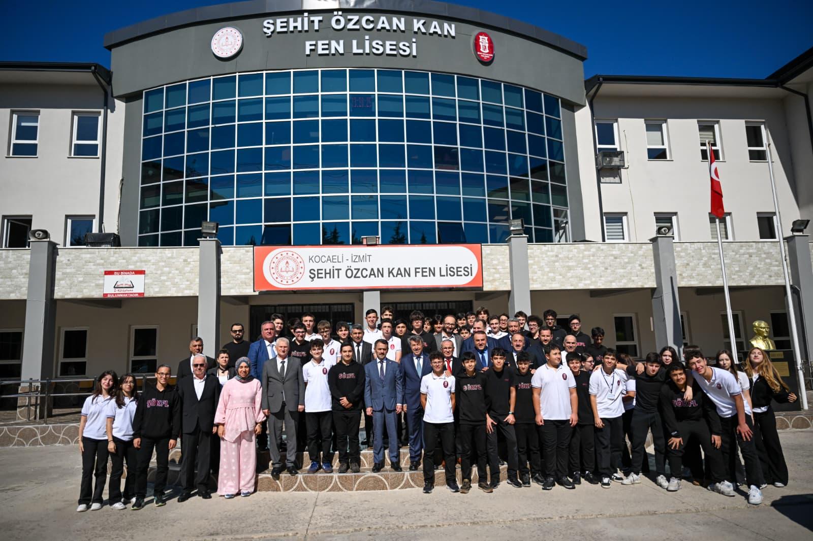 Vali Aktaş, İzmit Şehit Özcan Kan Fen Lisesini Ziyaret Etti