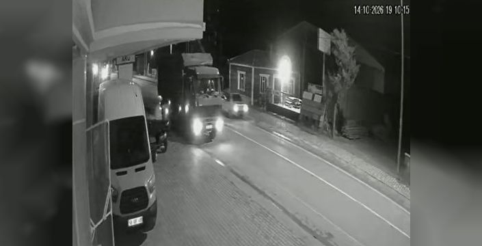 Aksaray'da arıza yapan kamyona çarpan otomobilin sürücüsü yaralandı