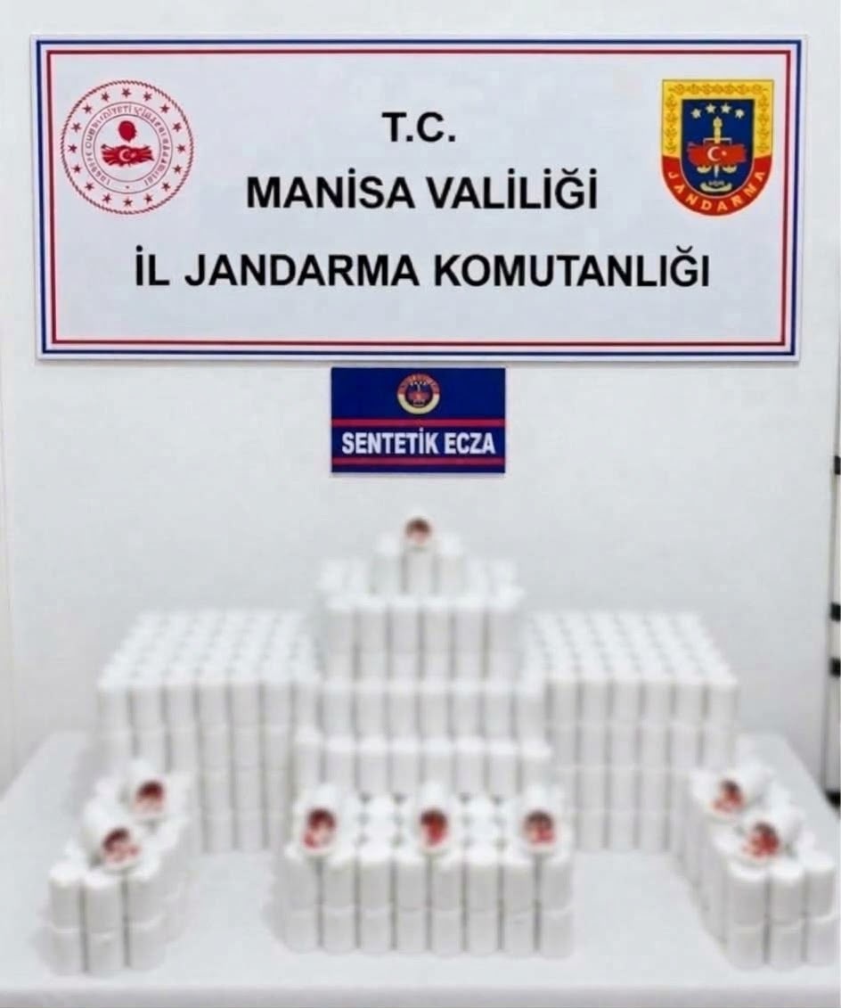 Manisa'da uyuşturucu baskını: Binlerce sentetik ecza yakalandı