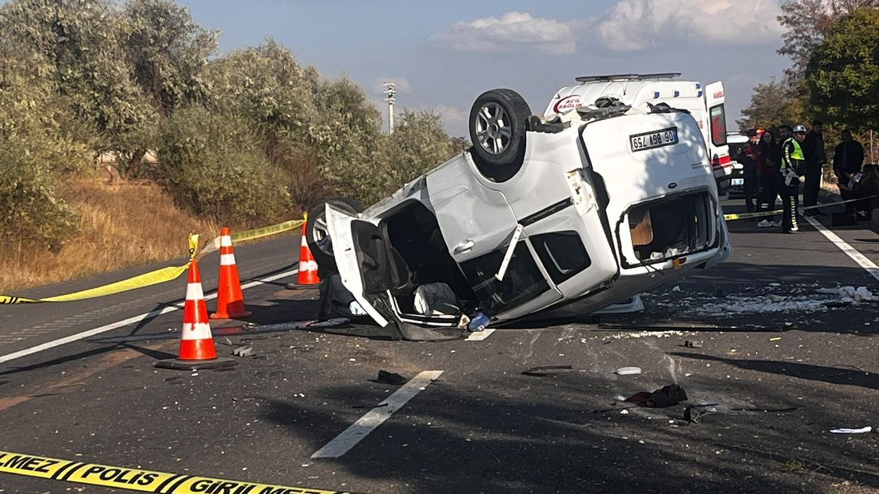 Kayseri-Ankara kara yolunda hafif ticari araç devrildi: 1 ölü, 2 yaralı