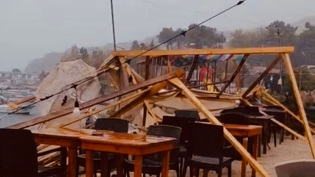Bartın'da şiddetli fırtına: Dalgalar 6 metreyi buldu, yol kapandı