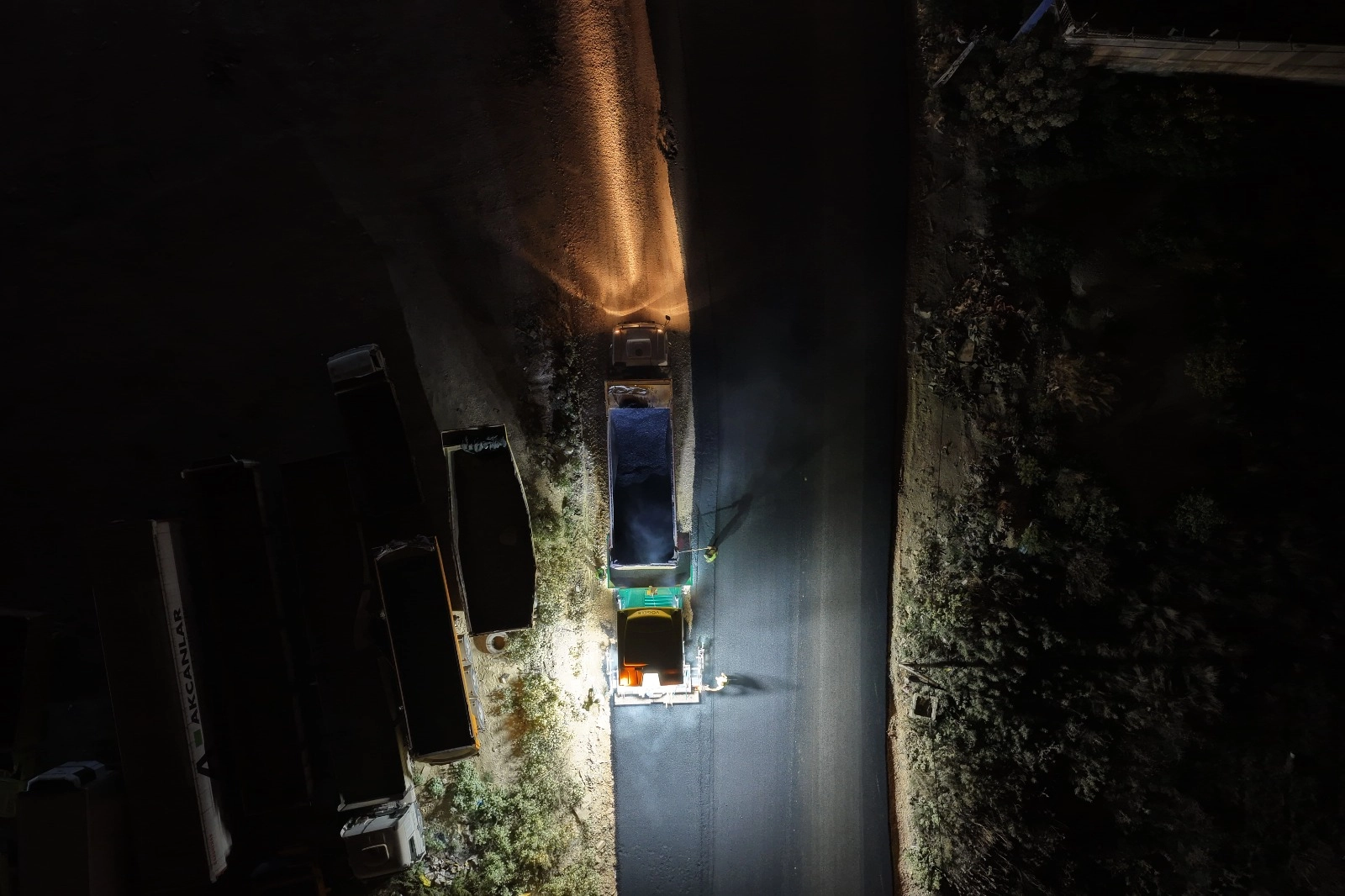 Antakya'da İpek Yolu Caddesi gece asfaltlandı
