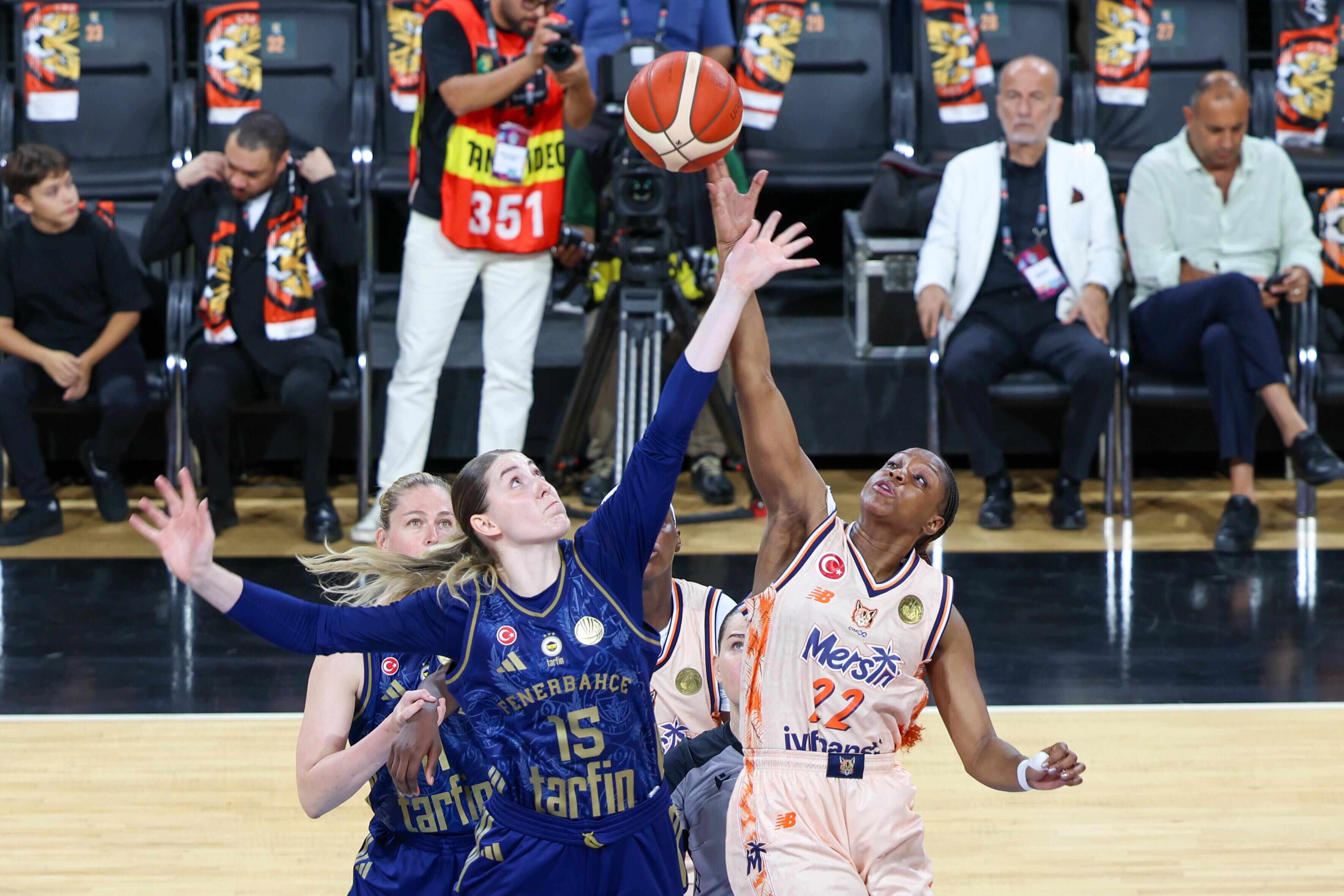 Gençlik ve Spor Bakanı Sayın Dr. Osman Aşkın Bak ve Mersin Valisi Atilla Toros, FIBA Kadınlar Süper Kupa Finali’ni İzledi