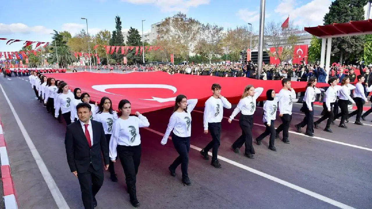 İstanbul'da 29 Ekim kortej geçişi yağış nedeniyle ertelendi