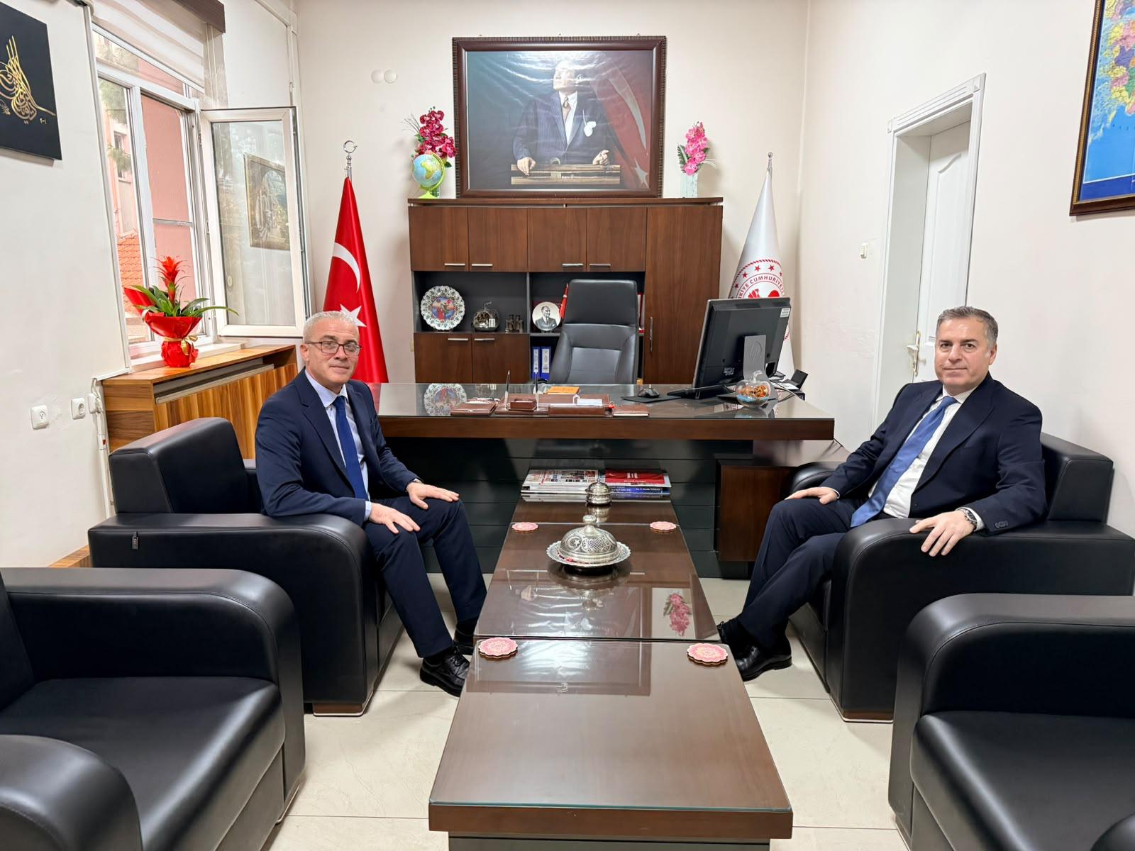 Turgutlu'da Yazı İşleri Müdürü Özder'e makamında hayırlı olsun ziyareti