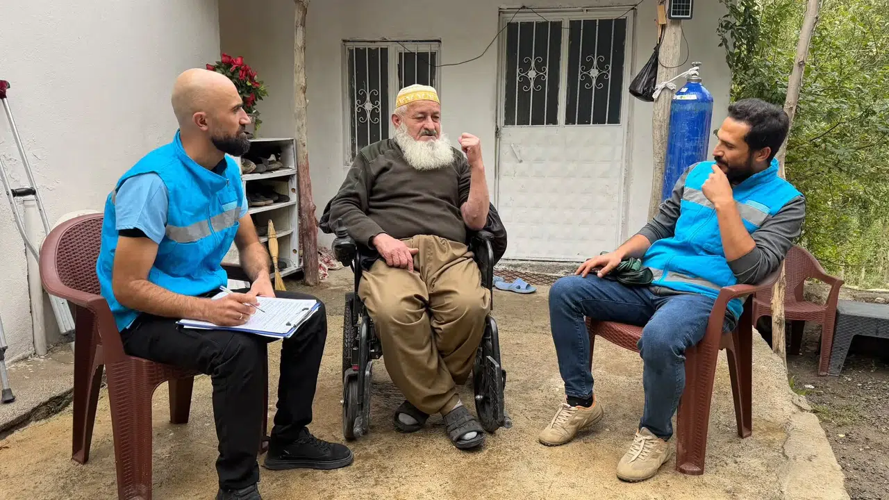 Hakkari Derecik'te Kazak doktor evlerinde ziyaret ettiği hastalara şifa oluyor