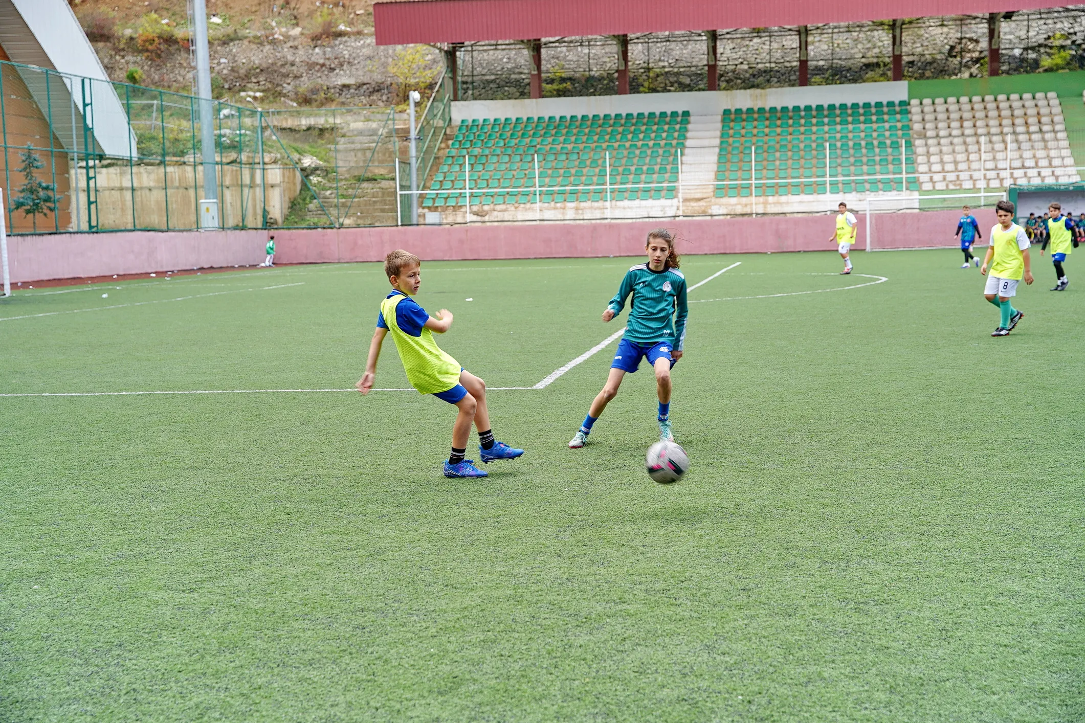 Artvin'de genç sporcular futbol şenliğinde buluştu