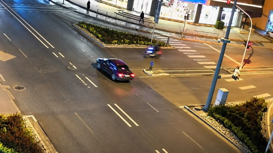 Düzce'de ilginç kaza kamerada: Çarptığı aracın camından içeri girdi