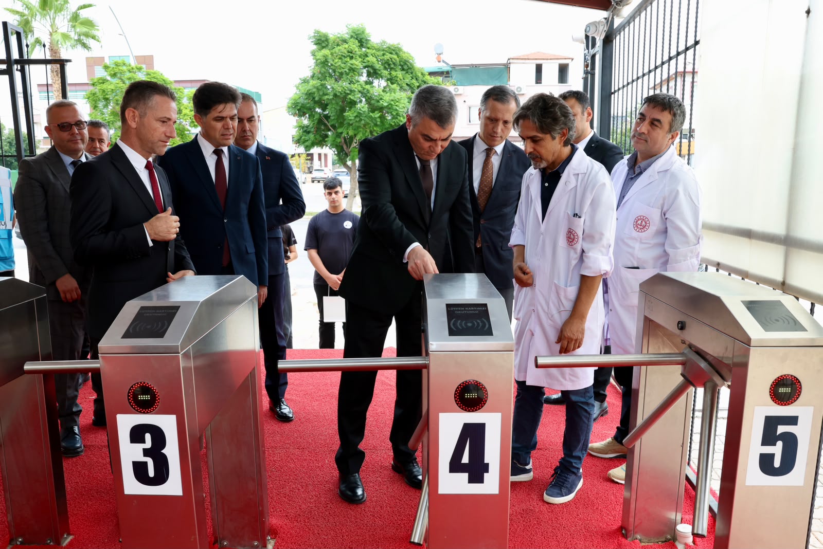 Mersin Valisi Atilla Toros, Yenişehir İlçesi Deniz Mahallesi’nde Bulunan Yahya Günsür Mesleki ve Teknik Anadolu Lisesini Ziyaret Etti