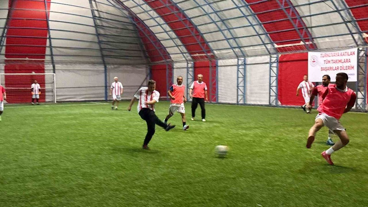 Tatvan'da kamu personelinin katıldığı futbol turnuvası başladı