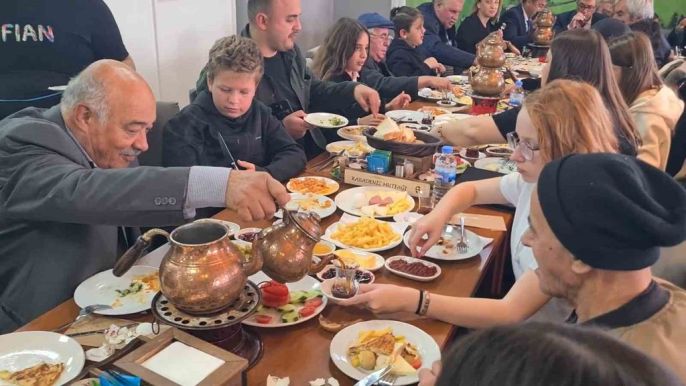 Tekirdağ'da huzurevi sakinleri ve öğrenciler buluştu