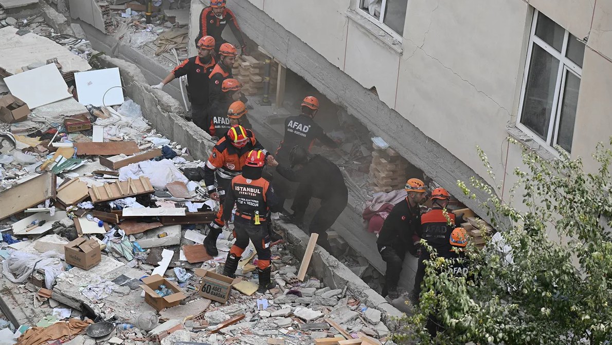 İstanbul'da bina çökmesi faciasında mimar ve şantiye şefi tutuklandı