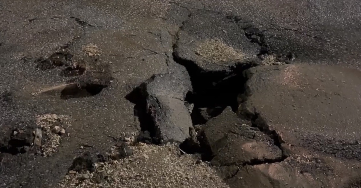 Adıyaman Besni'de sağanak yollarda çökmeye yol açtı