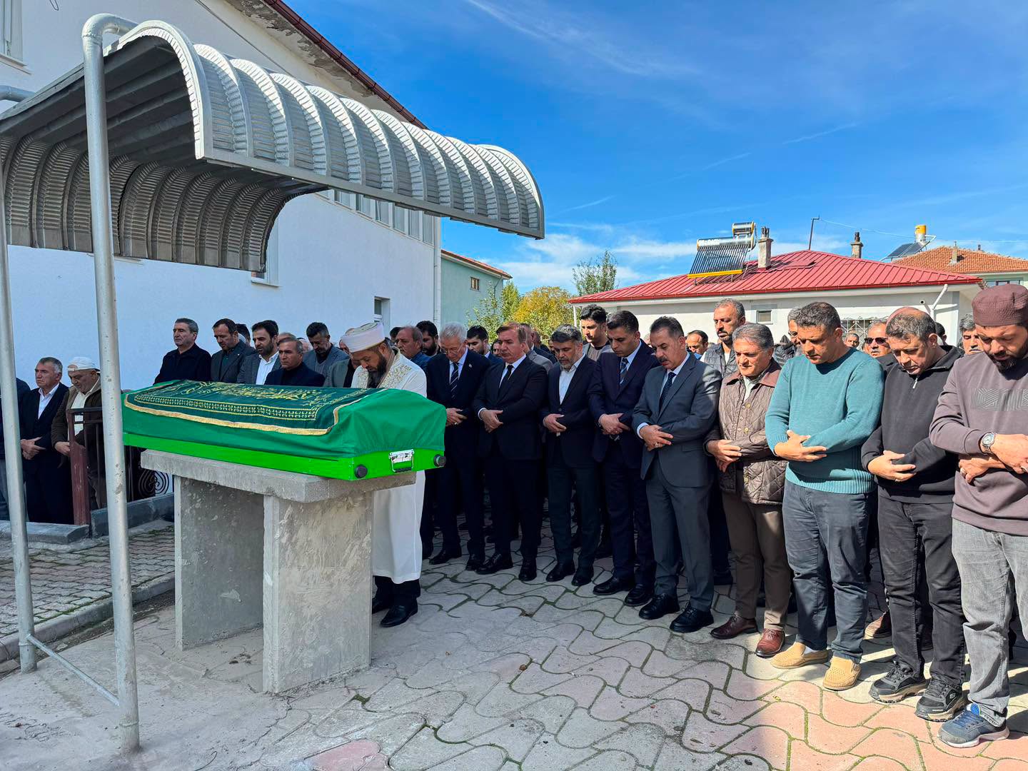 Valimiz Sayın Hamza Aydoğdu Çukurkuyu Merkez Camii'nde düzenlenen cenaze merasimine katıldı.