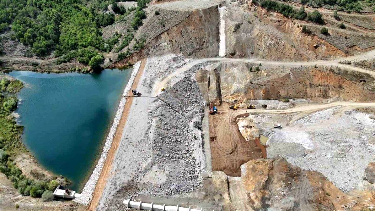 Bayburt Petekli Göleti'nde gövde dolgu çalışmaları devam ediyor