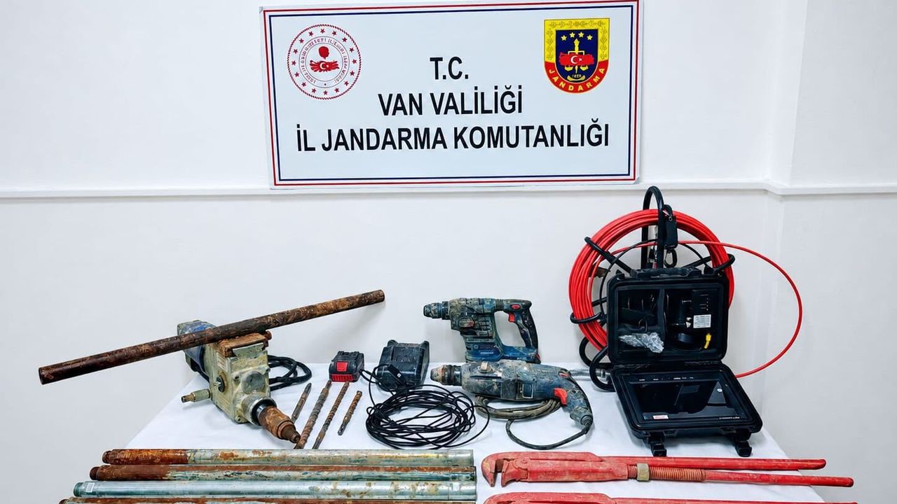 Van'da sit alanında kaçak kazı yapan iki şüpheli suçüstü yakalandı