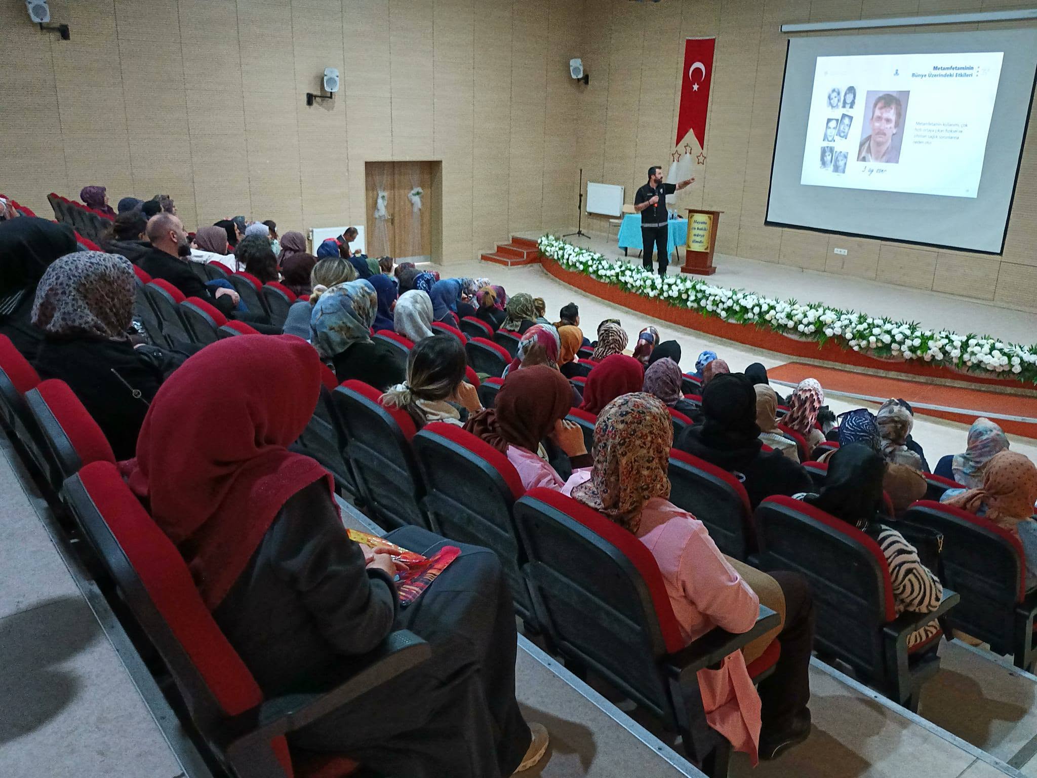 Velilere uyusturucuyla mucadele ve anne polisi egitimi