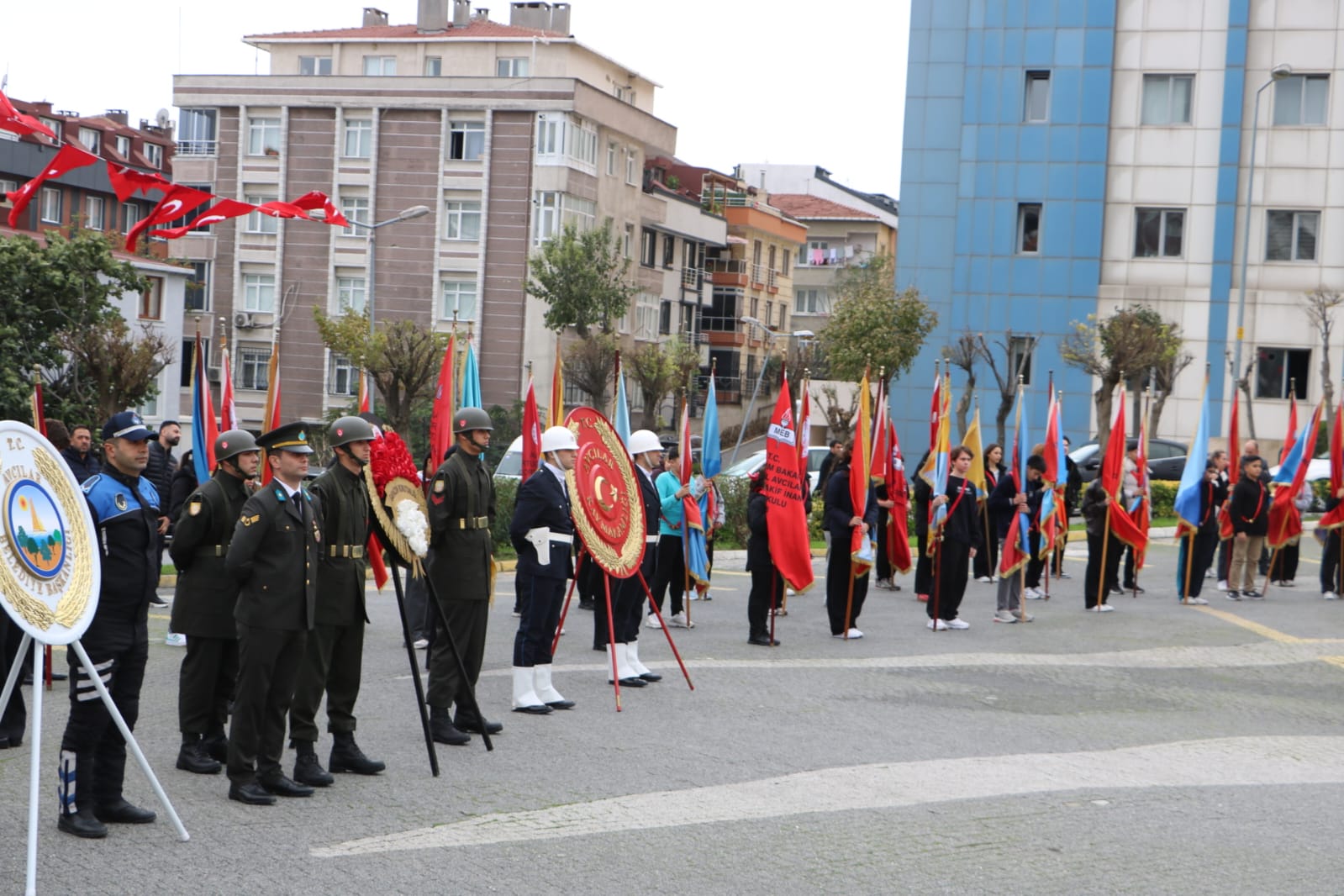 İstanbul Avcılar'da çelenk sunma programı düzenlendi
