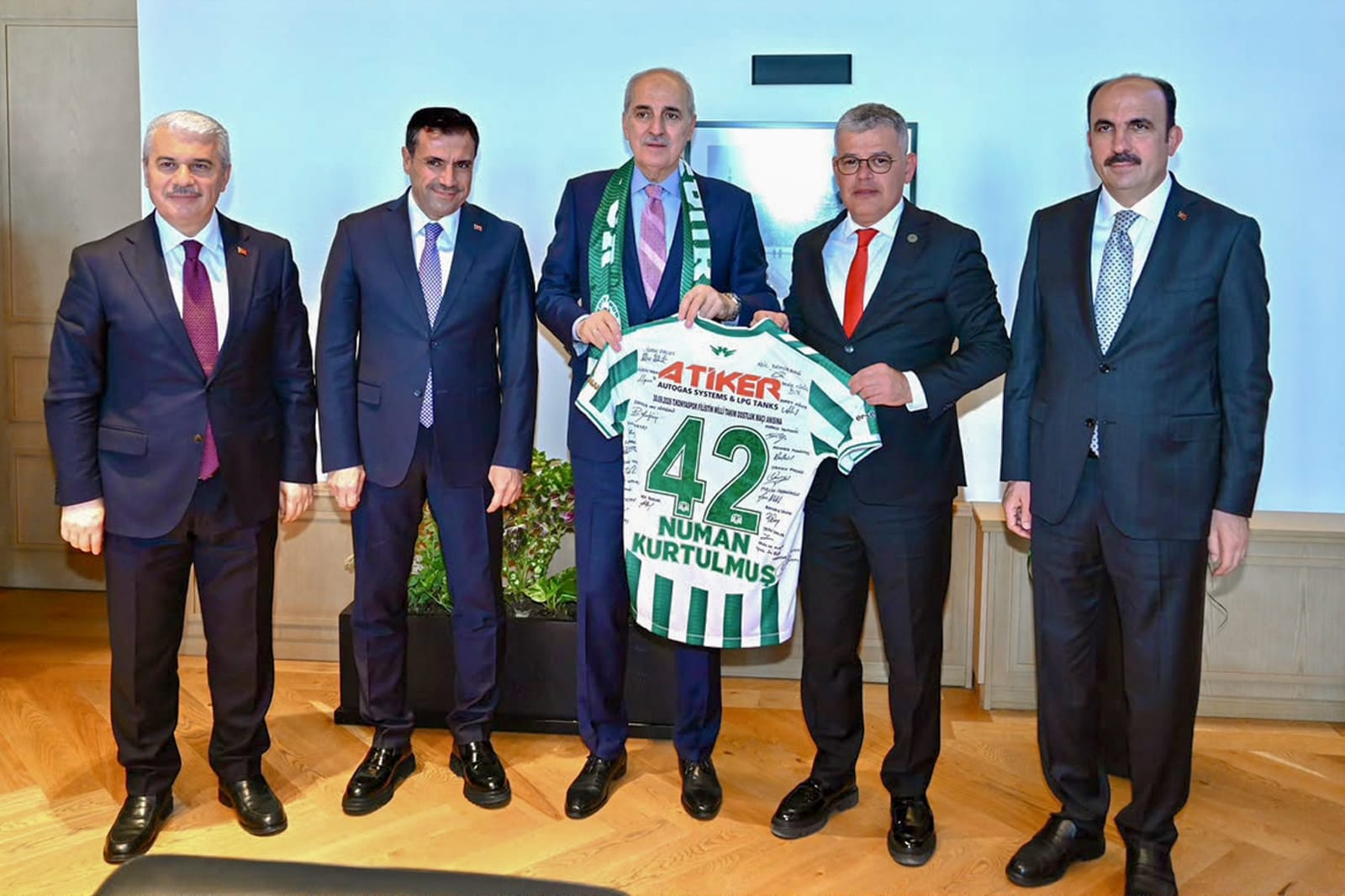 Başkanımız Sayın Ömer Atiker, TBMM Başkanımız Sayın Numan Kurtulmuş'a forma takdim etti.